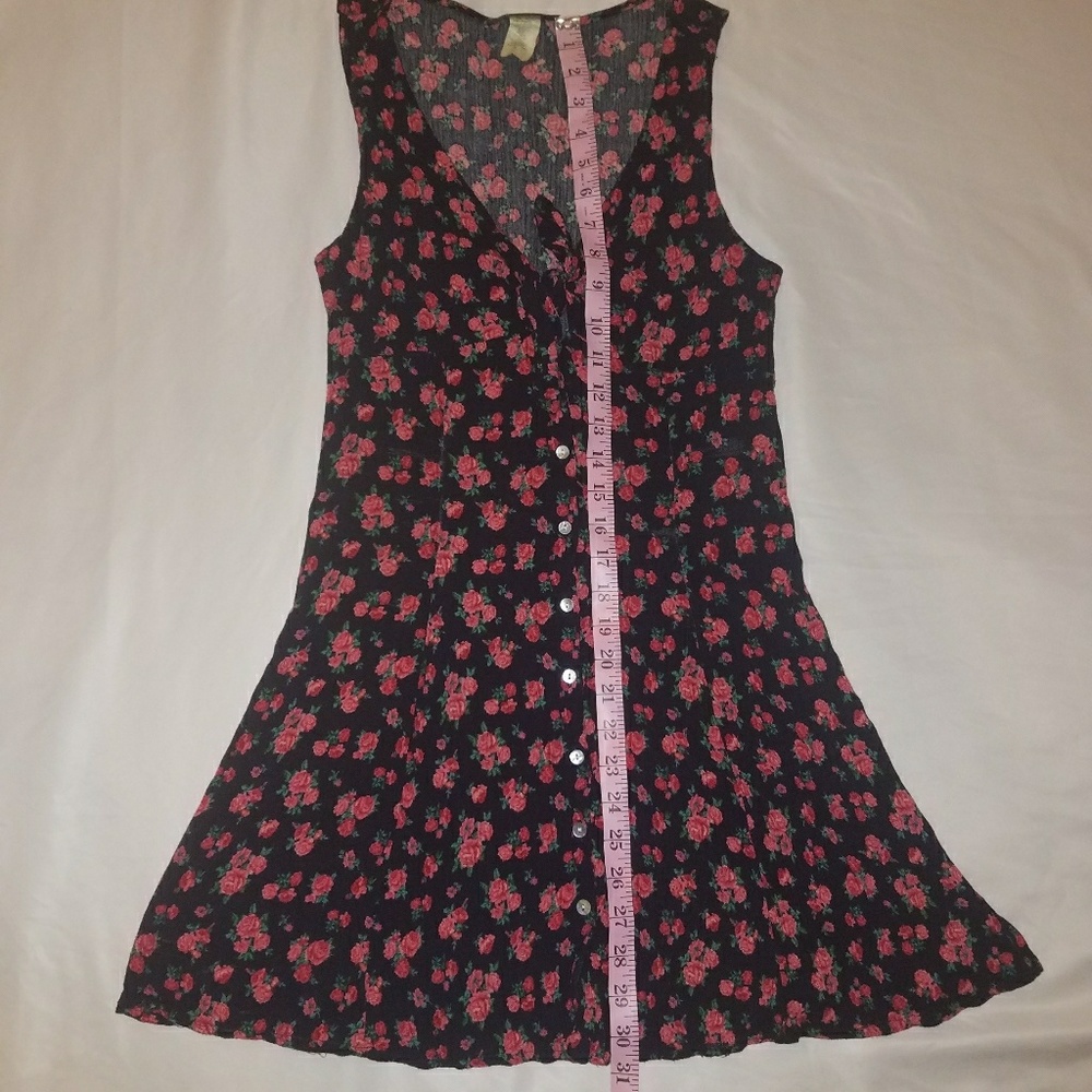 Flirty Sleevless Dress - Picture 7 of 8